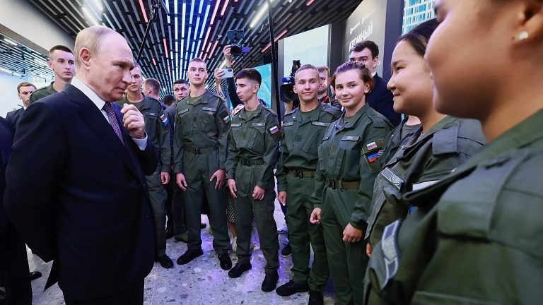 Zelensky chiede garanzie di sicurezza, Putin minaccia l’Europa