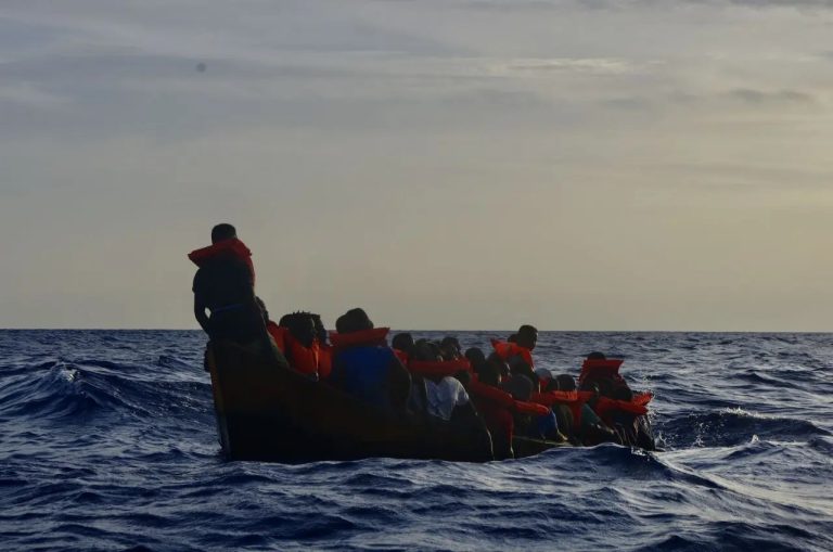 Sbarchi senza sosta e hotspot al collasso a Lampedusa, 180 migranti trasferiti con un volo a Bergamo