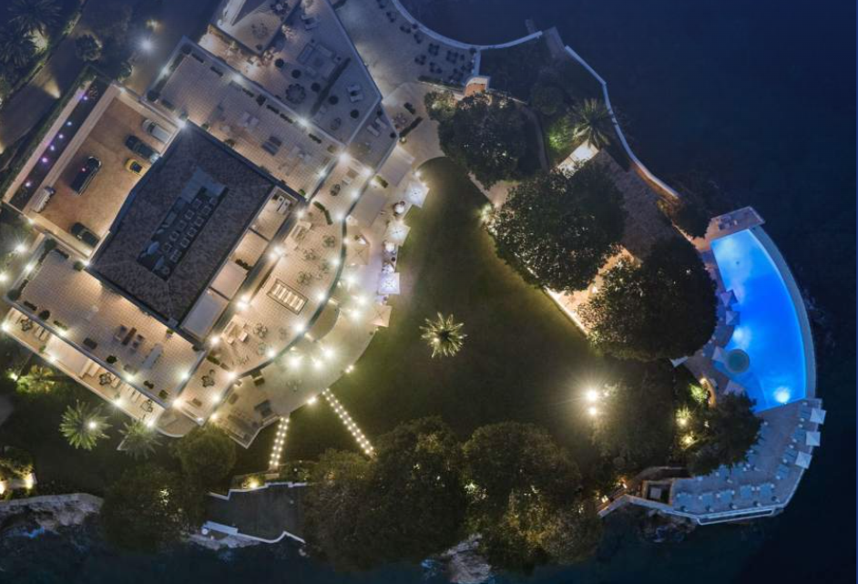 Arnault non si ferma, altro colpo pazzesco da 200 milioni. E adesso a Taormina... 1 una panoramica di cap estel