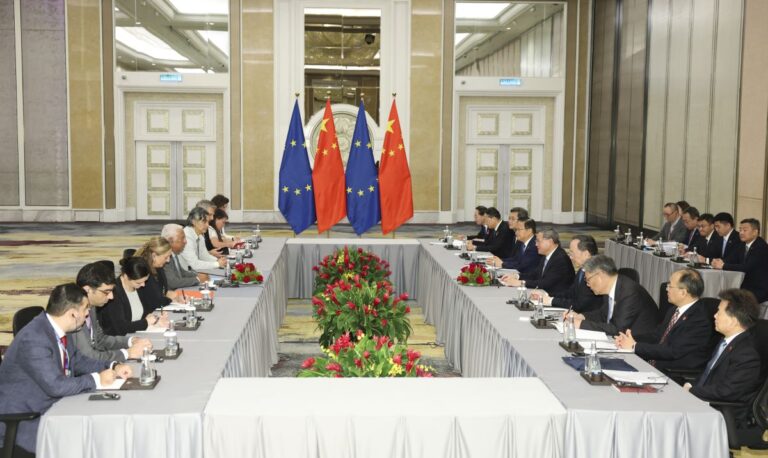 Cina pronta a lavorare con UE su temi commerciali su basi paritarie