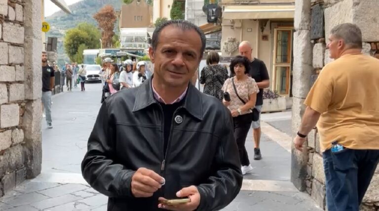 De Luca: “Vogliamo parlare delle presenze turistiche a Taormina ora e prima? Qui già ad ottobre si chiudeva e iniziava la fase della Thailandia…”