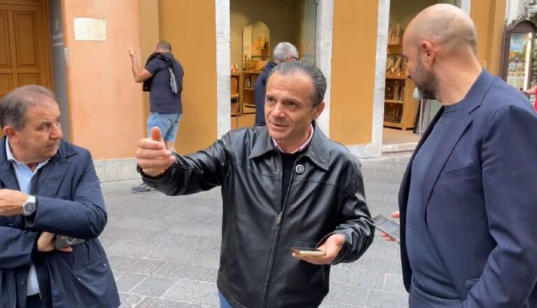 Il sindaco di Taormina: “Ho risolto il problema della spazzatura dal balcone. Mi avete macinato i mar*ni e sono stato pure accusato…”