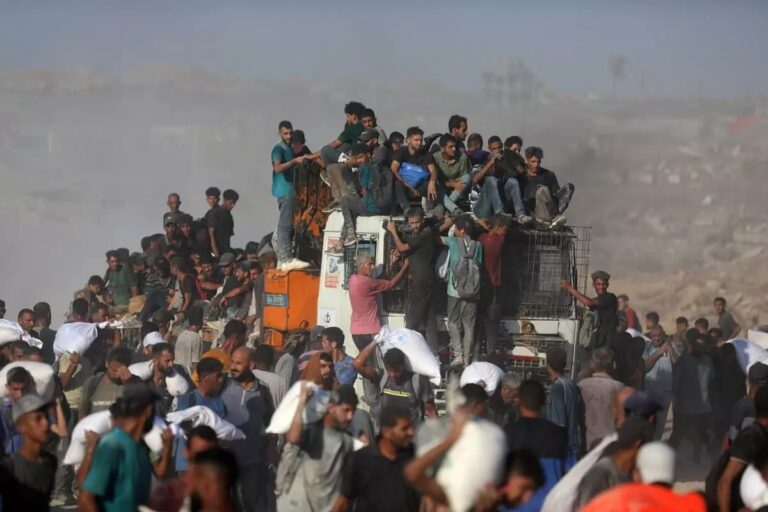 Gaza, attivisti israeliani bloccano l’accesso degli aiuti: “Prima Hamas restituisca corpi ostaggi”