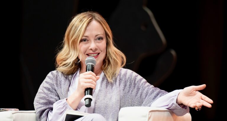 Meloni vuole il voto anticipato: c’è già la data. Da Schifani a De Luca effetto domino. E a Taormina…