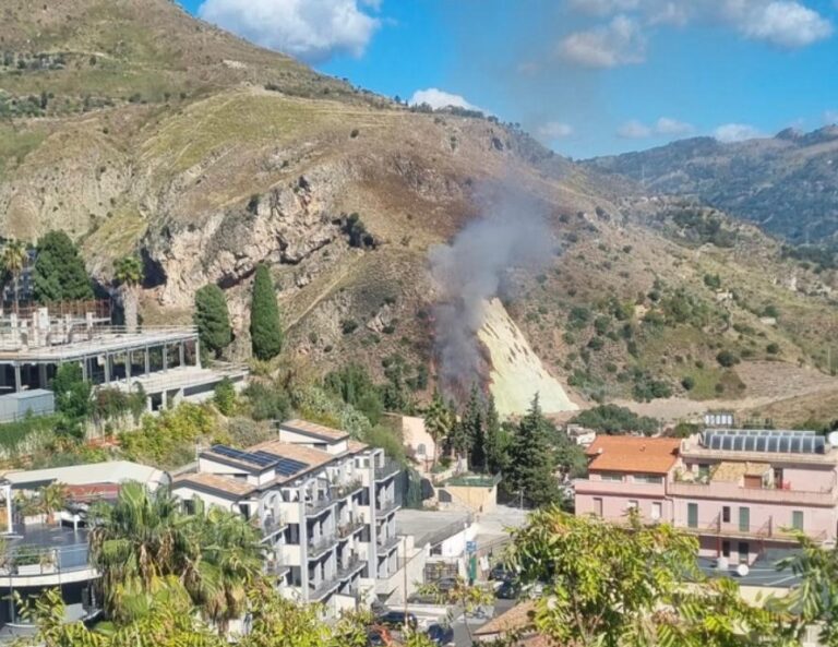 Taormina, in fiamme il telo del costone di Via Garipoli: è il tratto interessato dalla frana