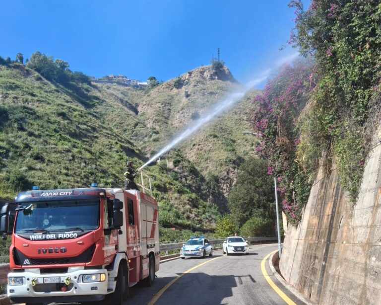 Incendio in Via Garipoli – Taormina, l’intervento dei Vigili del Fuoco ferma le fiamme a pochi metri dalla strada