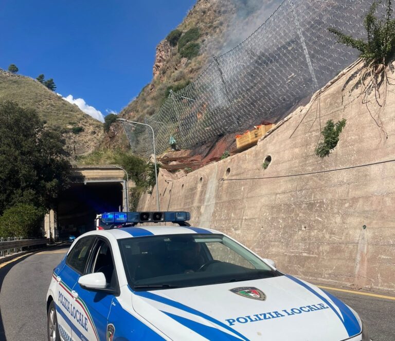 A Taormina c’è un piromane dei costoni? La Polizia locale indaga: due incendi e l’indizio del telo