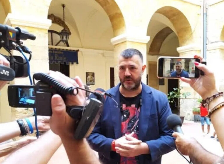 Alex Caminiti nominato Cavaliere della Repubblica: onorificenza all’artista messinese, protagonista a Taormina nella Galleria Art Leone