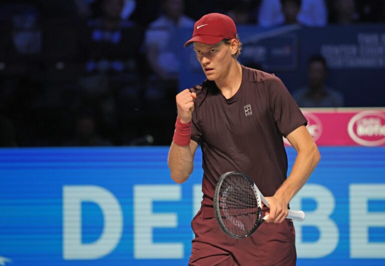 Atp Vienna, Sinner vince il derby con Cobolli e vola ai quarti. Avanti Berrettini e Musetti