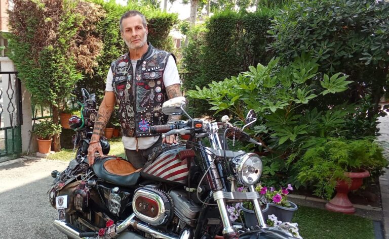 Addio a Mauro Merino, “zingaro biker” di Harley Davidson. Il viaggio a Gaza e l’amore per Taormina