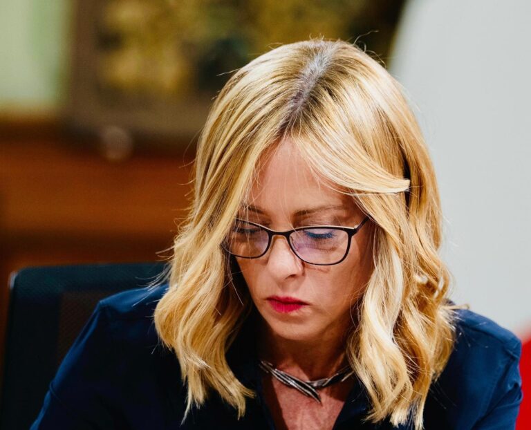 Meloni: “La pace si costruisce con i fatti, non a parole”