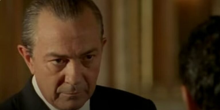 Remo Girone in “La Piovra”: la storica scena del discorso di Tano Cariddi ai boss