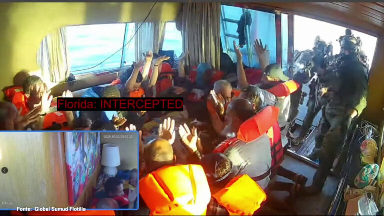 Marina israeliana ferma la Flotilla, le immagini dell’abbordaggio