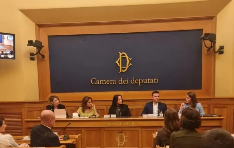 In Italia ogni tre giorni viene commesso un femminicidio, nasce il “Calendario Rosso”