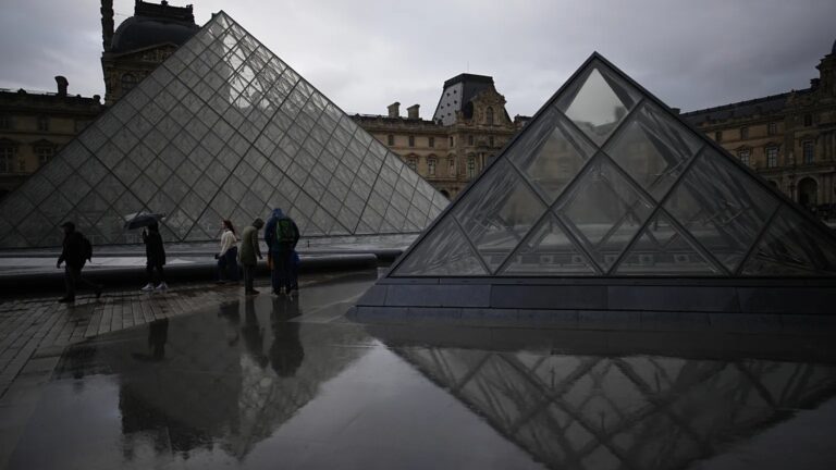 Furto al Louvre: arrestati 5 nuovi sospetti, nessuna traccia dei gioielli