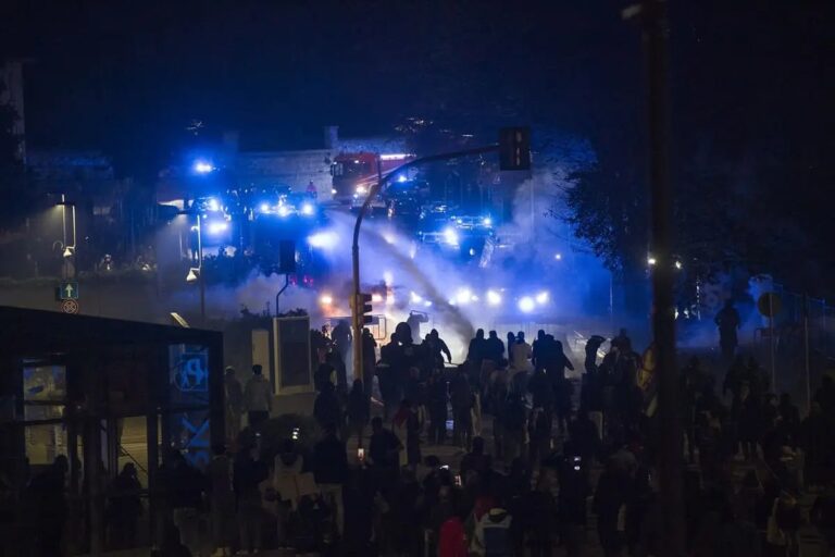Guerriglia urbana al corteo Pro Pal di Udine: scontri tra manifestanti e agenti, diversi arresti
