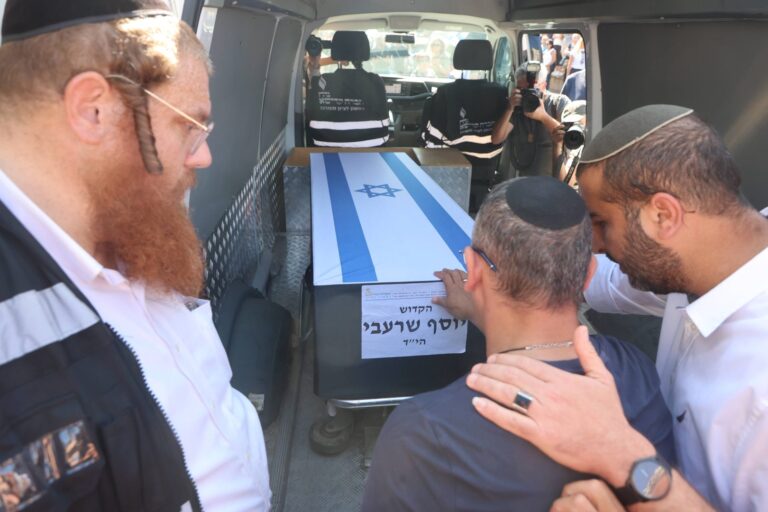 Hamas consegna una bara con i resti di un ostaggio già restituito, Netanyahu non ci sta