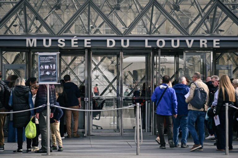 Furto al Louvre, arrestate due persone: stavano per fuggire all’estero