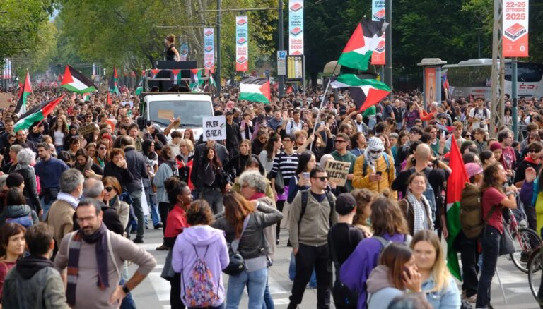 Disordini durante la visita di Meloni, a Torino denunciati 13 pro Palestina