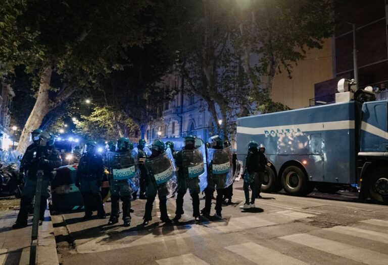 Tensioni con la polizia al corteo pro Pal a Roma: idranti per disperdere i manifestanti