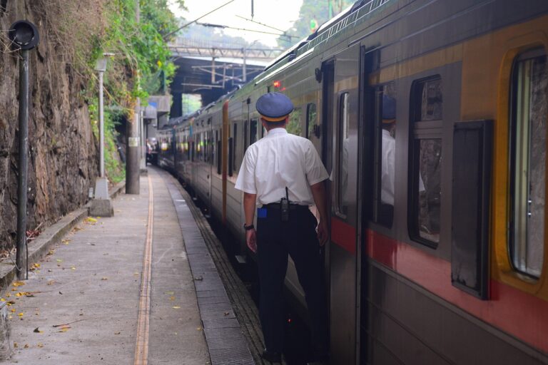 Ai domiciliari in comunità tenta la fuga con il treno
