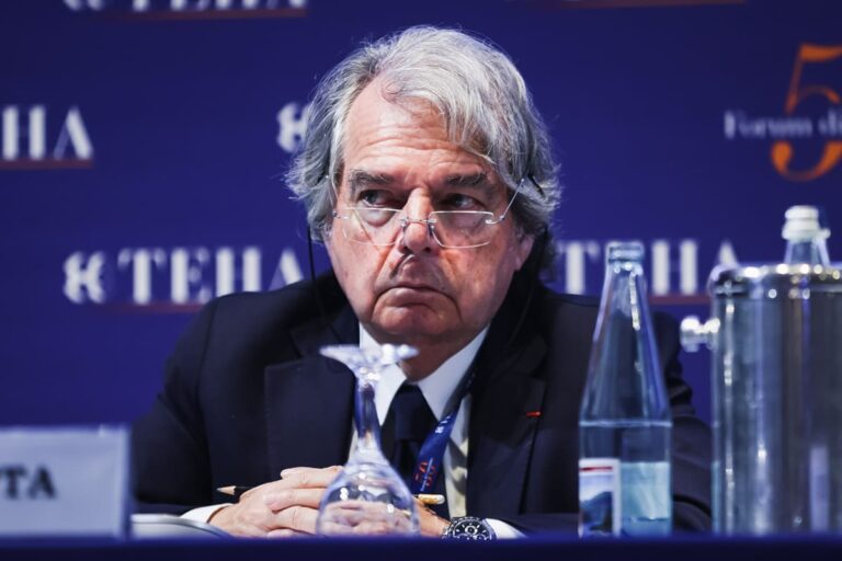 Le opposizioni attaccano l’aumento di stipendio di Brunetta e lui annuncia: “Revoco la decisione”