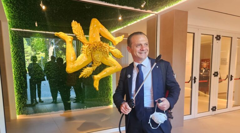 De Luca lancia lo “spin-off” di Scateno e il “governo di liberazione”. Intanto La Vardera si è già preso quel ruolo