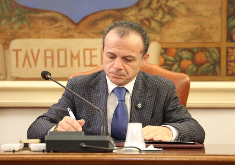 De Luca rilancia la sfida della destagionalizzazione a Taormina. Ma la svolta non si costruisce dal piedistallo