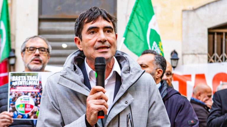 Fratoianni: “Governo anziché aiutare i giovani vuole rimettere la leva”