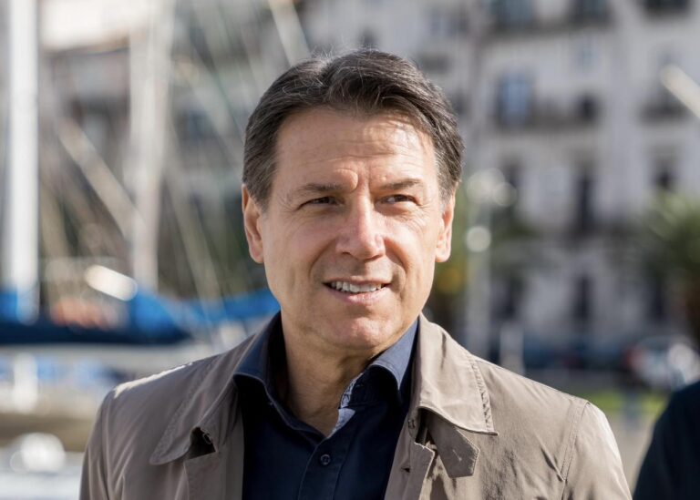 Conte: “Meloni toglie soldi agli italiani”