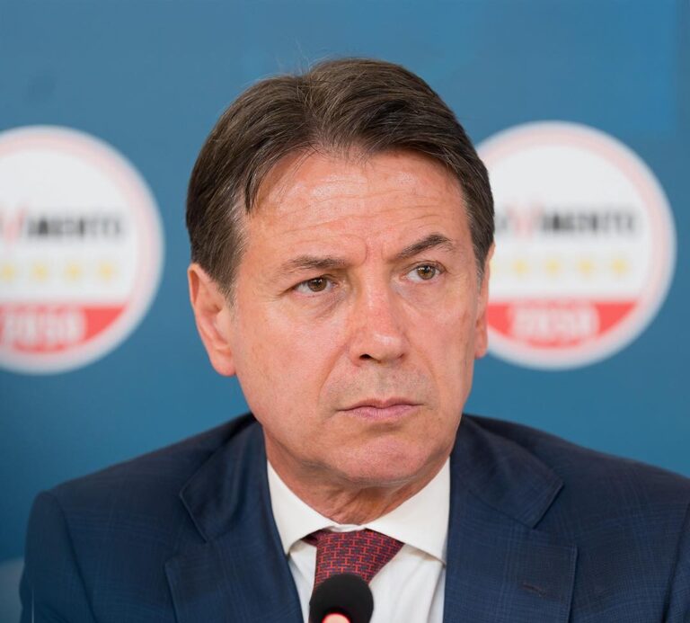 Conte: “Basta armi, giù la pressione fiscale”