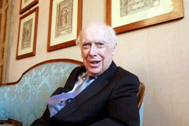 Addio a James Watson, vinse il Premio Nobel per la scoperta della struttura del DNA