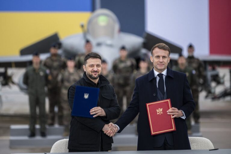Zelensky e Macron firmano l’intesa per fornire a Kiev fino a 100 caccia