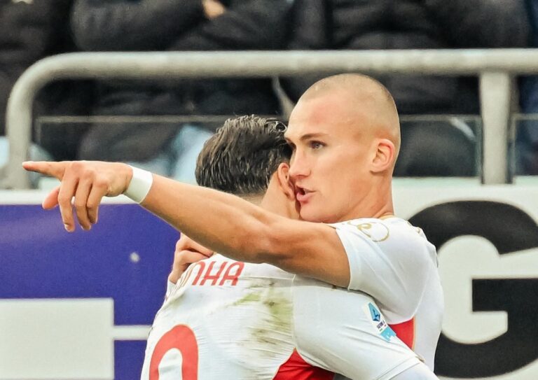 Gol, errori e ribaltoni: tra Cagliari e Genoa succede di tutto, è 3-3