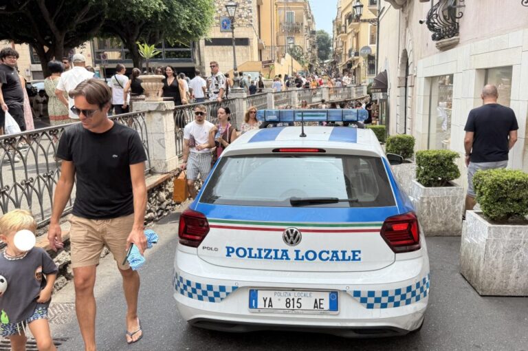 Stop alle guide turistiche abusive a Taormina: atto di indirizzo della Giunta: “Controlli e sanzioni”
