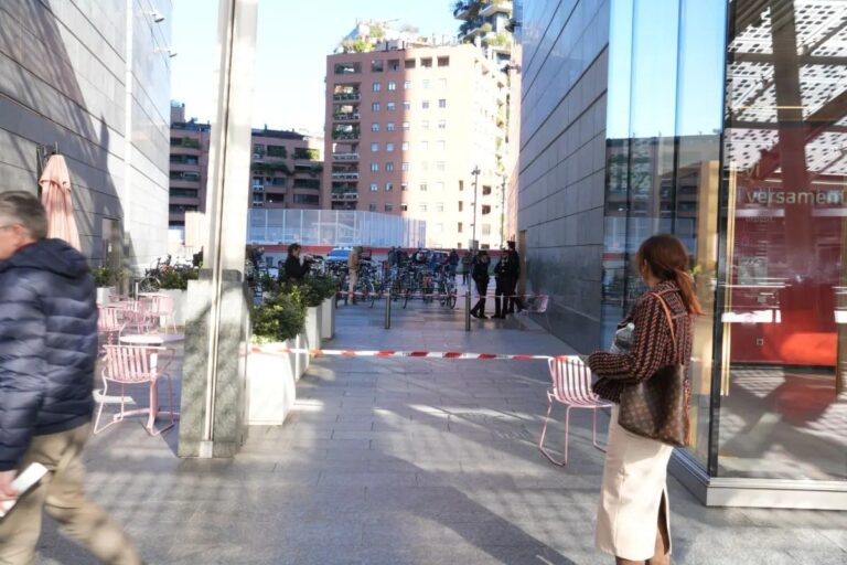 Donna accoltellata in strada a Milano, è in gravi condizioni Donna accoltellata in strada a Milano, è in gravi condizioni
