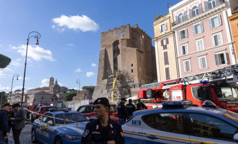 Roma, crolla una parte della Torre dei Conti: ferito un operaio, un altro è ancora sotto le macerie