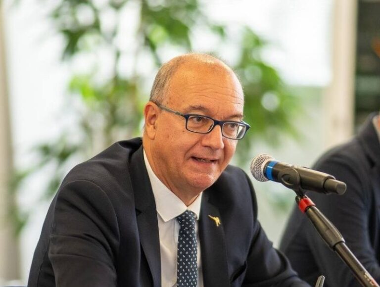 Valditara: “Dall’opposizione falsità sui femminicidi, vergogna”. Bagarre alla Camera
