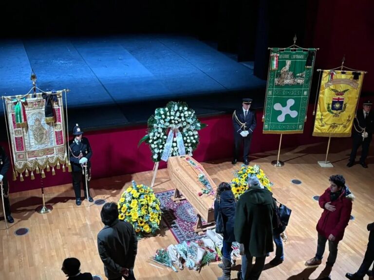 In centinaia in fila per l’ultimo saluto a Ornella Vanoni, aperta la camera ardente In centinaia in fila per l’ultimo saluto a Ornella Vanoni, aperta la camera ardente
