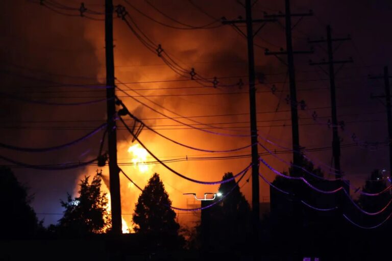 Un aereo cargo precipita in Kentucky, almeno 7 morti