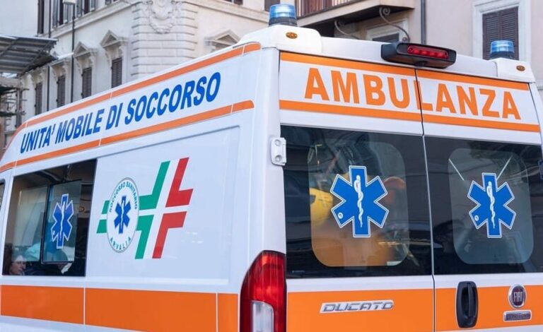 Scontro tra auto e scuolabus nel Torinese: un morto e 20 feriti