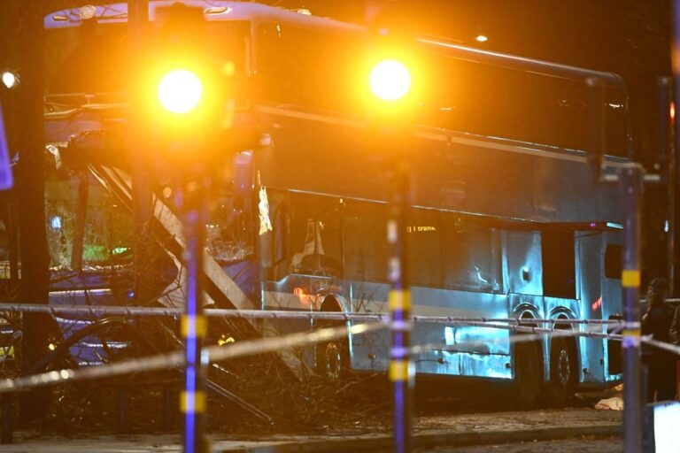 Autobus si schianta contro una pensilina a Stoccolma, ci sono morti e feriti
