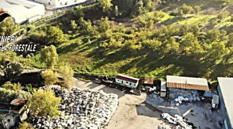 Ambiente, 15mila metri quadrati di discarica di abiti nel Vesuvio