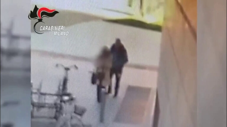 Donna accoltellata a Milano, le immagini 