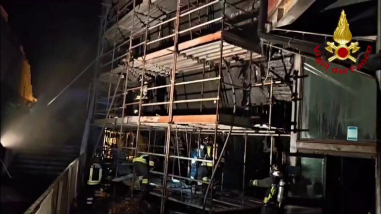 Incendio a Le Ciminiere di Catania, le immagini