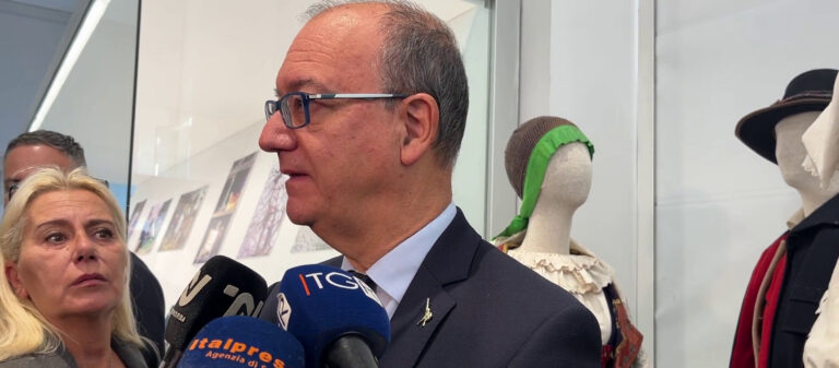 Valditara: “Cgil è da sola sul contratto scuola”