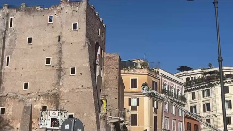 Roma, il crollo della Torre dei Conti