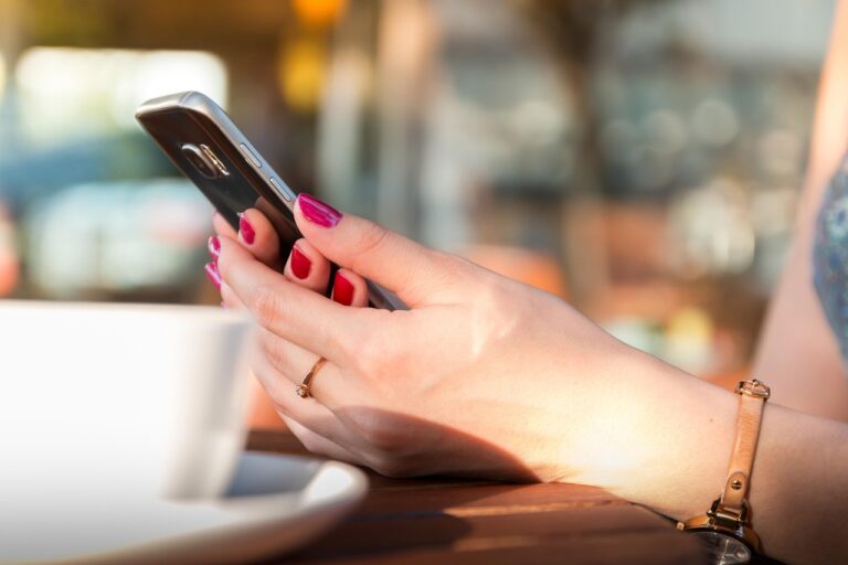 Per bonifici e pagamenti il 78% degli under 30 utilizza lo smartphone