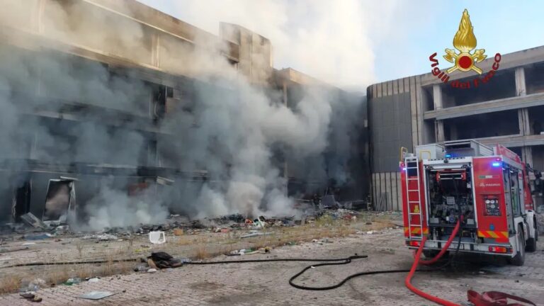 Incendio a Roma in un edificio occupato. Un uomo si è lanciato dai piani alti