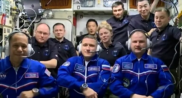 Equipaggio USA e russo attracca alla ISS per missione di 8 mesi